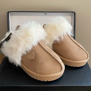 NWT Tahari Tan Kids Slippers with Faux Fur